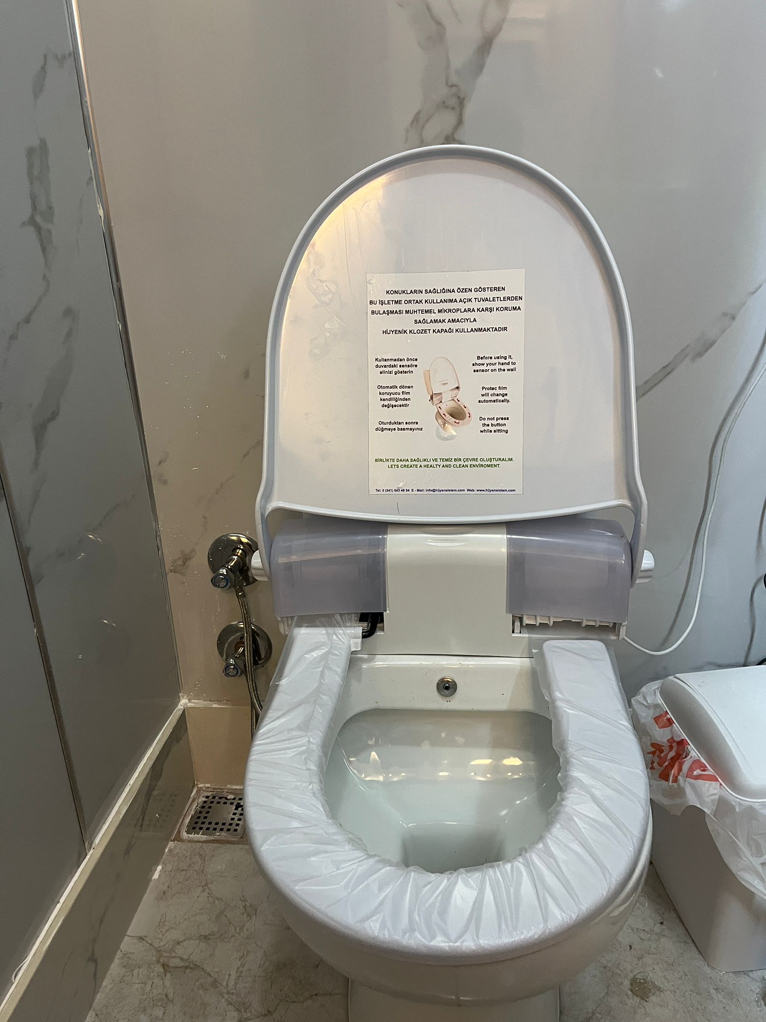 Bir banyoda kurulu Hijyenmix otomatik hijyenik klozet kapağı